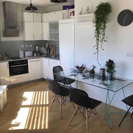 Cosy&sunny Flat, Center 10min, Park 3min, Baby Cot, Free Weekend Parking * Prag